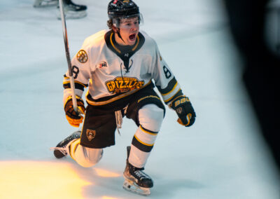 Grizzlies split with Woodsmen, secure points in four straight contests